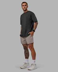 Shorts en polyester tissé gris uni personnalisés pour hommes, séchage rapide, taille mi-haute, cordon de serrage, style décontracté avec poches, vente en gros OEM - Product Image 2