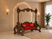Balançoire d'intérieur en bois massif finition antique pour salon, en teck sculpté à la main, avec chaînes en laiton et coussin rouge