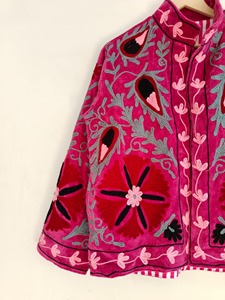 เสื้อแจ็คเก็ตกำมะหยี่สีชมพูสไตล์จีน คอจีน แขนยาว ปักลายดอกไม้ด้วยมือ เหมาะสำหรับใส่ในฤดูใบไม้ร่วง เสื้อคลุมลำลองสำหรับผู้ใหญ่ - Product Image 4