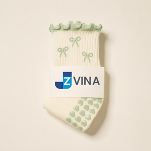 Chaussettes de Pilates personnalisées « Cute Matcha Addict », chaussettes de yoga en coton rayées avec grip princesse, chaussettes antidérapantes d'intérieur avec logo personnalisé - Product Image 1