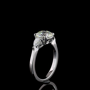 Elegante Anillo de Diamantes Redondos Brillantes de 2 Quilates, Certificado IGI, Anillos de Compromiso de 3 Piedras, Anillo de Compromiso de Diamantes Creados en Laboratorio en Oro de 14K - Product Image 4