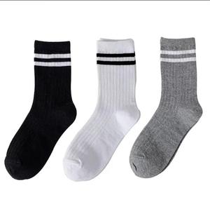 Chaussettes courtes pour hommes en Spandex/Coton tricotées unies, séchage rapide, respirantes, pour le sport estival, avec logo imprimé sur le bord en sérigraphie, noir et blanc - Product Image 1