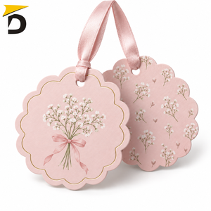 Étiquettes suspendues personnalisées avec logo, graphisme clair, papier cartonné de qualité supérieure et style attrayant pour la présentation de vêtements et de produits - Product Image 3