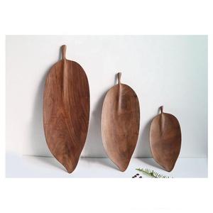 Bandeja de madera para servir en forma de hoja hecha a mano, accesorios decorativos sostenibles para comedor y cocina - Product Image 2