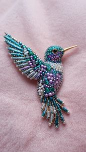 Broche décorative brodée de perles pour robes, pulls et blazers – Broche artisanale de luxe faite à la main - Product Image 6