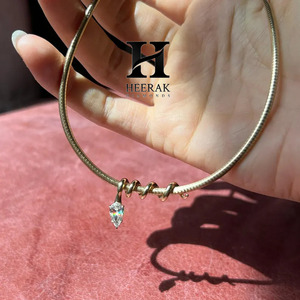 Collar de Cadena de Oro de 14K de Lujo con Dije Deslizante de Diamante Cultivado en Laboratorio con Corte de Pera, Gargantilla Minimalista de Oro Amarillo de 18K con Diseño de Espina de Serpiente - Product Image 1