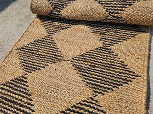 Tapis artisanal en jute à tissage plat avec motifs ethniques tribaux tapis fait main éco-conscient pour le commerce d'exportation - Product Image 2