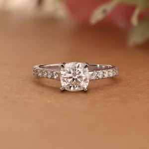 Anillo de Compromiso Clásico de Lujo con Diamante Solitario para Mujer en Plata 925 para Bodas y Eventos Nupciales - Product Image 3