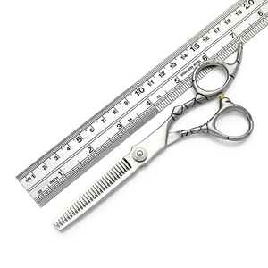 Ciseaux de barbier en acier inoxydable à haute teneur en carbone, design tendance argenté, taille personnalisée, ensemble professionnel pour salon de coiffure - Product Image 6