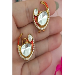 Pendientes de tuerca elegantes de latón chapado en oro de alta calidad con moissanita para fiestas nocturnas de mujer, colección de moda. - Product Image 1