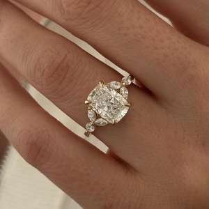 Bague en diamant de laboratoire allongé de 3 carats, inspirée de la nature, avec motif brindille et feuille, certifiée IGI - Product Image 6
