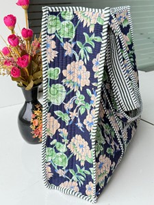 กระเป๋าผ้าฝ้ายลายควิลท์  ลายดอกไม้คลาสสิกแบบแฮนด์บล็อก  ออกแบบมาเพื่อการใช้งานประจำวันและการพกพาอย่างยั่งยืน - Product Image 5