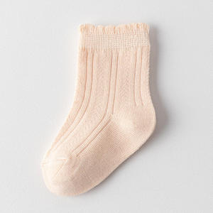 Chaussettes en coton décontractées antidérapantes personnalisées en gros pour bébés et tout-petits, douces, respirantes, à volants, côtelées, tricotées, de créateur, pour filles, de haute qualité - Product Image 2
