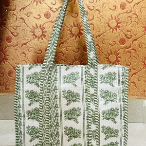Grand sac fourre-tout matelassé pour femmes, sac de shopping en coton à motifs floraux indiens, poche extérieure, doublure rayée, sac de voyage, sac de plage - Product Image 1
