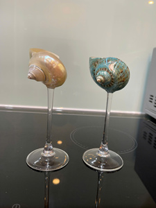 แก้วไวน์รูปทรงเปลือกหอยสีน้ำเงิน ดีไซน์ใหม่ 2026 แก้วน้ำผลไม้ สำหรับงานขึ้นบ้านใหม่ สวยหรู ราคาส่งที่ดีที่สุด - Product Image 1