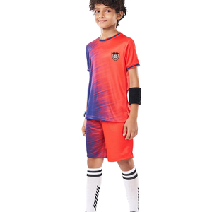 Tenue d'équipe de football sublimée personnalisée, vêtements d'équipe pour jeunes, vêtements de sport personnalisés, tailles pour enfants, ensemble maillot et short de football pour garçons - Product Image 1