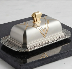 Plat à beurre rectangulaire en métal avec couvercle, incrustation dorée, design moderne et luxueux, vaisselle - Product Image 4