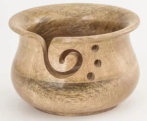 Bol à fil en bois rond au design simple, support pour tricot et crochet avec découpe - Product Image 5