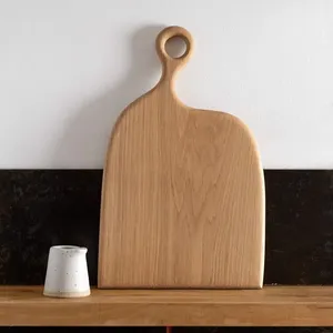 Grande planche à découper en bois artisanale, fabriquée en bois dur vieilli, résistante aux fissures et au gonflement, pour une préparation culinaire polyvalente. - Product Image 5