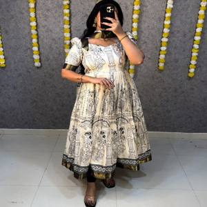 Vestido Anarkali VASTRA COTTAGE con Estampado Dola Kalamkari Suave y Brillante, con Borde Jacquard Dola y Dupatta, para Fiestas Pongal - Product Image 1
