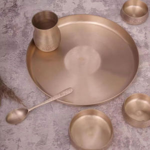 Juego de Vajilla de Latón Estilo Clásico BoldBlossom con Bandeja, Vajilla Reutilizable Ecológica para Uso en el Hogar y Hoteles - Product Image 1