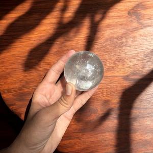 Esfera de cuarzo transparente más vendida de La India, mascota de cristal Feng Shui tallada, decoración del hogar, regalo de amor, precio al por mayor, trofeos, medallas - Product Image 3