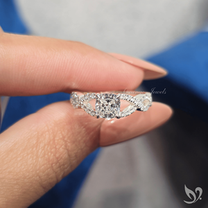 แหวนเพชรทรงคุชชั่น 1 กะรัต เพาะเลี้ยงในห้องปฏิบัติการ ดีไซน์เกลียวประดับเพชรแบบพาเว่  รับรองโดย IGI ตัวเรือนทองคำขาว 10K แหวนหมั้น - Product Image 5