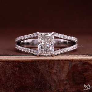 แหวนเพชรทรงรัศมี 1 กะรัต เพาะเลี้ยงในห้องปฏิบัติการ พร้อมใบรับรอง IGI ตัวเรือนทองคำขาว 10K ประดับเพชรแบบสปลิตเพฟ สำหรับขอแต่งงาน/หมั้น - Product Image 1