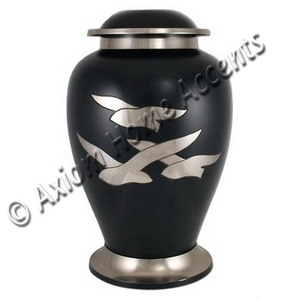 โกศทองเหลืองหรูหราด้วยงานฝีมือที่ประณีตและขัดเงาเสร็จเพื่อเป็นเกียรติแก่คนที่คุณรักด้วยการตกแต่งบ้านด้วยสัจพจน์ - Product Image 5