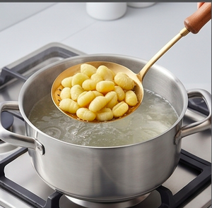 Ensemble d'ustensiles de cuisine en acier inoxydable doré avec manches en bois, design minimaliste, compatible lave-vaisselle, pour la restauration - Product Image 5