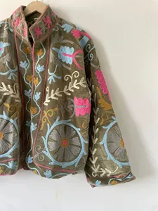 Elegante Chaqueta de Terciopelo para Mujer, Bordada con Motivos Florales, Diseño Multicolor, Estilo Boho Chic - Product Image 3