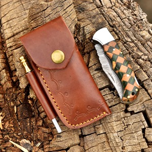 Couteau pliant artisanal en acier Damas avec manche en résine et bois – Couteau de poche avec étui en cuir, cadeau EDC pour l'extérieur - Product Image 5