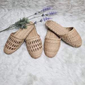 Pantoufles en jacinthe d'eau tissées naturelles, fabriquées au Vietnam, pour hôtels, spas, plages - Fabricant en gros, export - Product Image 1