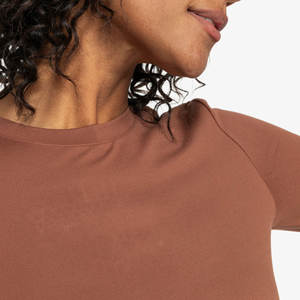 Nueva camiseta corta de manga larga para mujer con estampado de transferencia térmica, diseño básico con estampado de periódico y cuello redondo. - Product Image 4