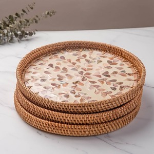 Plateau de service rond en rotin tressé avec poignée à motif de feuilles tropicales pour la décoration de la maison, plateau en nacre fabriqué au Vietnam - Product Image 4