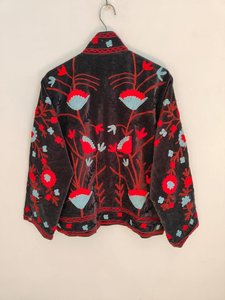 Veste en velours noir brodée Suzani, faite à la main, motif floral, style folklorique, manteau ethnique bohème, veste d'hiver pour femme, vêtement d'extérieur vintage - Product Image 2