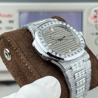 Montre de luxe de plongée sportive avec répétiteur, cadran carré lumineux, lunette pavée de diamants moissanite taille baguette, boîtier en acier inoxydable entièrement pavé de cristaux