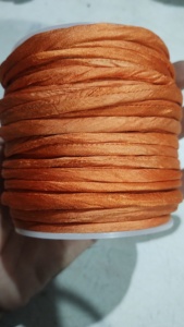 เชือกไหมซารีรีไซเคิล Y S INTERNATIONAL YS-274 ขนาด 5 มม. สีแดงเบอร์กันดี สำหรับทำเครื่องประดับ งานถักโครเชต์ งานทอผ้า และงานฝีมือต่างๆ - Product Image 6