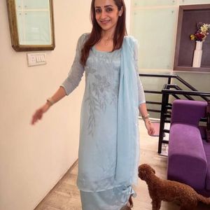 Conjunto de Kurti y Palazzo con Cuentas de Tela Crujiente Bordadas, con Dupatta a Juego, Listo para Usar en Bodas - Product Image 2