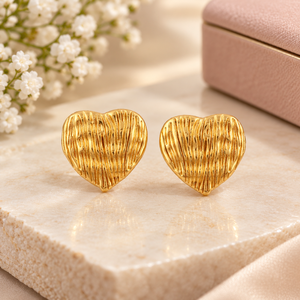 Boucles d'oreilles clous minimalistes à lignes texturées en forme de cœur, finition polie brillante, légères, avec fermoir poussoir, vente en gros, cadeau pour elle - Product Image 1