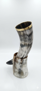 Cuerno Vikingo Artesanal para Beber de 12 Pulgadas, Taza de Cuerno de Buey Natural con Borde de Latón y Punta de Lobo, Copa Nórdica Medieval para Cerveza, con Soporte - Product Image 2