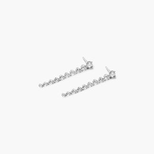 Boucles d'oreilles pendantes en diamant gradué serti en or blanc - Product Image 1