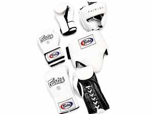 ชุดอุปกรณ์มวยไทย Fairtex MMA รุ่นใหม่ คุณภาพสูง หนังแท้ สำหรับฝึกซ้อมและแข่งขัน ชุดมืออาชีพ ประกอบด้วยนวมชก ผ้าปิดศีรษะ และผ้าปิดอวัยวะเพศชาย - Product Image 1