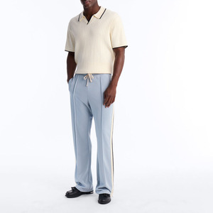 Pantalon décontracté d'été en polyester tricoté de qualité supérieure pour homme, bleu clair, coupe large avec bande latérale, taille élastique et cordon de serrage - Product Image 4
