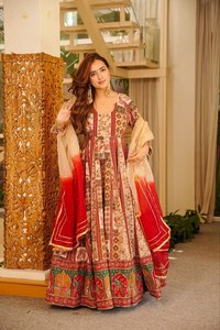 TENNECY Nouveau Ensemble Robe-Dupatta en soie chinon prête-à-porter, imprimée numériquement, avec broderies de fil doré et décorations de miroirs originales, pour tenue de soirée - Product Image 2