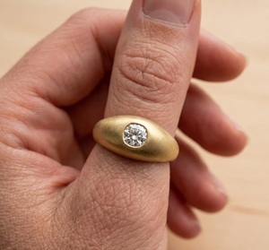 Bague dôme minimaliste et audacieuse en or massif 18 carats avec diamant de laboratoire, style bohème victorien, bande épaisse conique, solitaire affirmé - Product Image 5