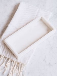 Plateau ovale contemporain en marbre pour le petit-déjeuner au lit, présentation et collection de services d'hôtellerie de luxe - Product Image 6