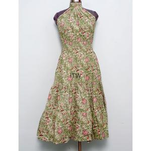 Vestido largo maxi de algodón tejido con estampado floral, cuello halter y hombros descubiertos, cintura natural, ideal para fiestas de verano. - Product Image 6