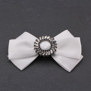 Broche Glamuroso con Pedrería, Pin de Solapa con Cristales Incrustados, Joyería Brillante para Mujer, Ideal para Bodas, Fiestas y Eventos Nocturnos - Product Image 4