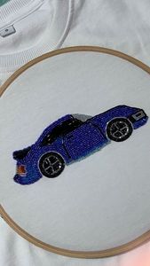 Camiseta Deportiva Blanca de Algodón con Diseño de Coche de Carreras de Fórmula 1 Bordado a Mano - Product Image 6